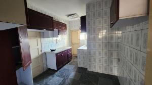 Vende-se Espaçoso Apartamento T3 3wcs em andar alto com estacionamento privado na av karl max, bair