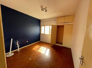 ARRENDA-SE APARTAMENTO T3, 1 SUÍTE,  WC GERAL, 3° ANDAR ÚLTIMO, BAIRRO POLANA PRÓXIMO AOS EXAMES