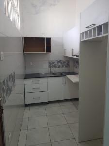 ARRENDA-SE FLAT T1 NO BAIRRO DA SOMMERCHIELD 1 COM PARQUEAMENTO, NUM PRÉDIO CURTO E ORGANIZADO.