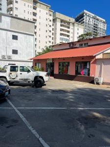 Arrenda- se moradia duplex mobiliada tp3 no condomínio kaya kwanga com 3 quartos com roupeiros e cl