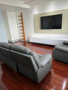 Arrenda-se Luxuoso Apartamento T2 dos maiores com Móveis no 19° andar no condomínio Polana Shoppi