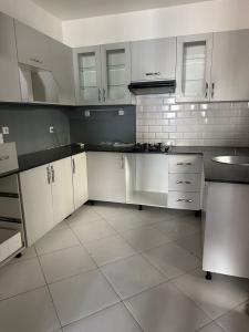 ARRENDA-SE MORADA DUPLEX T3 COM 3 WCS E GARAGEM, NO CONDOMÍNIO CASA JOVEM, NA COSTA DO SOL