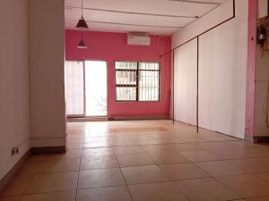 Arrenda-se loja no Alto-Maé próximo ao talho mena ideal para loja, salão de beleza, escritório,