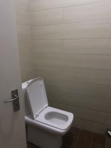 ARRENDA-SE APARTAMENTO T-3, 11º andar sem elevador na Guerra Popular a 20.000 MTS