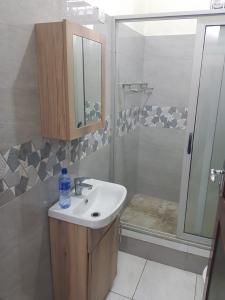 ARRENDE-SE APARTAMENTO T-1 NA SOMMERSCHIELD, CLIMATIZADA, COZINHA MODERNA NUM PRÉDIO CURTO A 35.000