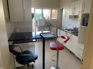 VENDE-SE APARTAMENTO TIPO-3, SUITE, COZINHA MODERNA, SALA ESPAÇOSA, 8⁰ ANDAR, PARQUEAMENTO PRIVAD