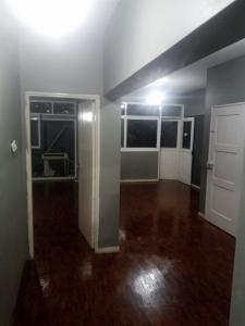 Arrenda-se excelente apartamento TIPO-2,  9º andar com elevador,  Bairro Central,  AV. Guerra Popul