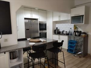 arrenda-se moradia T4 no bairro da coop com móveis modernos