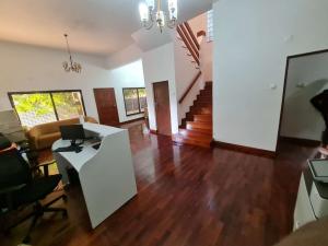 arrenda-se moradia T5 no bairro da somershield 1