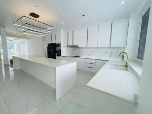 arrenda-se moradia super moderna e luxuosa T4 próximo ao parquinho no bairro da somershield 1