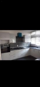 arrenda-se moradia triplex T4+1 no bairro da coop