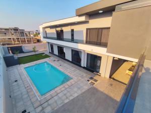 Arrenda-se Luxuosa, Moradia tipo5 no Bairro da costa do sol triunfo 2