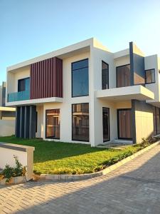 Arrenda-se está Moradia, tipo4 no bairro da costa do sol Dona Alice