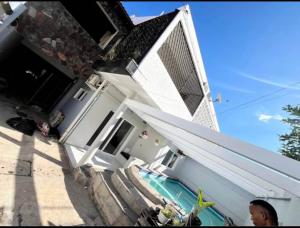 Vende-se Moradia, tipo4 no bairro da costa do sol triunfo