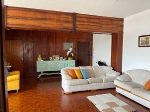 Vende-se nos PHs Apartamento T3 reabilitado no 5° andar com elevador