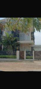 Vende-se luxuosa Moradia Geminada no Triunfo T4