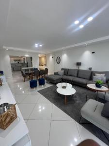 Arrenda-se luxuoso apartamento Mobilado T4