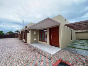 📍ARRENDA SE BELISSIMA MORADIA T2 EM TSALALA PRÓXIMO A ESCOLA DE CONDUCÃO,A 300M DA ESTRADA PRIN