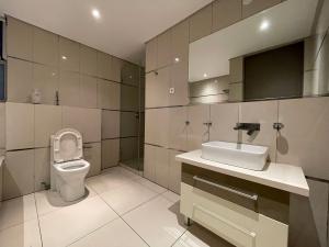 ARRENDA-SE Apartamento T3 suite moderna com vista ao mar no condomínio Marés