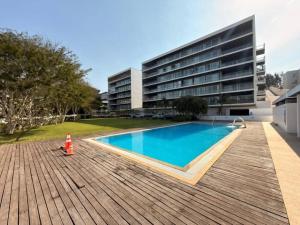 VENDO APARTAMENTO T4 COM 8 WCS