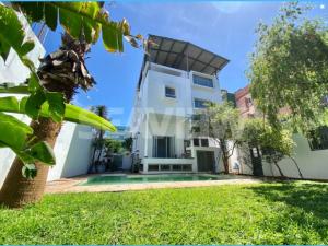 Vende-se Moradia T5 com Pescina