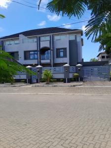 Arrenda-se luxuosa Moradia, tipo5 no bairro da costa do sol triunfo 2