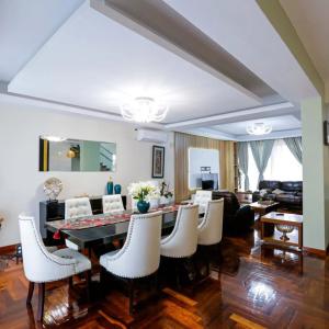 Arrenda-se luxuosa Moradia, tipo5 no bairro da costa do sol triunfo 2