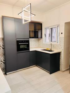 Arrenda se Flat T-2, Polana Rua do Clube dos Empresários, 1º andar único, suíte, Cozinha moderna