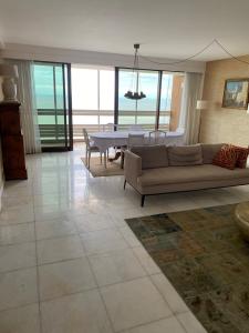 Arrendo Apto Penthouse T-6, 8 wc's, Mobilado Na Avenida Julius Nyerere Predio Da Antiga TVM Vista Ao