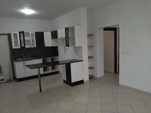 ARRENDA-SE APARTAMENTO T2 NO CONDOMÍNIO CASA JOVEM NA COSTA DO SOL A 35.000 MTS NEGOCIÁVEL