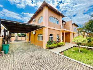 ARRENDA-SE SUPER ESPAÇOSA MORADIA T-4, 3 SUÍTES, C/ PISCINA NO CONDOMÍNIO TRIUNFO (AV. MARGINAL A