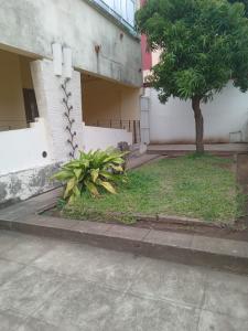 VENDE-SE MORADIA GEMINADA ESPAÇOSA T-3, R/C, 2 WC'S, GARAGEM, PARQUEAMENTO NA MALHANGALENE PRÓXIMO