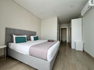 ( MOBILADO)--- ARRENDA SE AP T-1, SUITE,  COM MOVEIS MODERNOS NO CONDOMÍNIO TOPRAK A 96.000 MTS