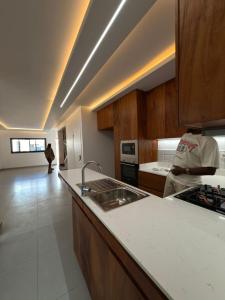 ARRENDA-SE VIVENDA T-4, 2 SUÍTES, 2 WC'S NA CASA JOVEM NA COSTA DO SOL A 55.000 MTS