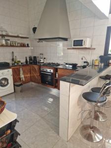 Vende-se Moradia Geminada T3 2wcs com Anexo tipo t2 duplex quintal independente no bairro da Polana,