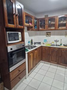 Vende-se Moradia Geminada T3 2wcs, moderna rés do chão com anexo T2 duplex no bairro da polana cim