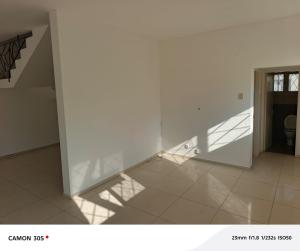 Arrenda-se Moradia Geminada T3 2wcs no bairro do trinfo velho-rua da escola.