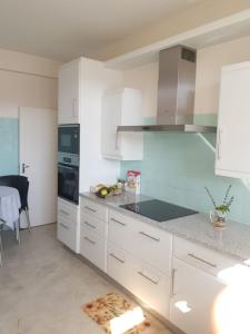 Arrenda-se Apartamento T3 2wcs, mobilado com garagem fechada e estacionamento no bairro da polana