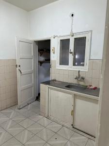 Vende-se Apartamento T2 moderna, 5⁰ andar com estacionamento no bairro central