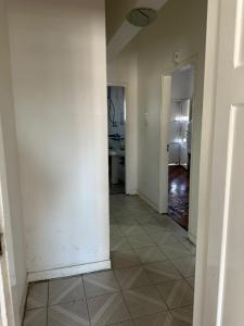 Vende-se Apartamento T2 moderna, 5⁰ andar com estacionamento no bairro central