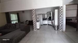 Vende-se Moradia T2 de placa com garagem, moderna no bairro do albazine.