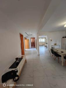 Arrenda-se Geminada T3 moderna no bairro da costa do sol(dona Alice)