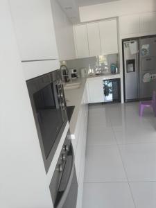 Arrenda-se Apartamento T3 2wcs 1⁰ andar com piscina e ginásio no condomínio 4 life