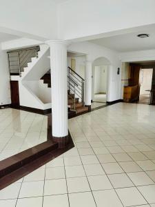 Arrenda-se Moradia T4 no bairro do Triunfo Condomínio golden sunds