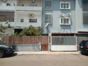 Vende-se Apartamento T2+1 rés do chão, com anexo no bairro central próximo ao colégio moderno