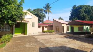 Vende-se Brutal Moradia T4 com anexos e quintal enorme(50x25) na cidade da Matola