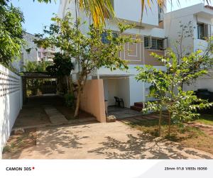 Vende-se Moradia T4 3wcs, cozinha moderna, quintal independente no bairro da Coop, av aquina da Brag