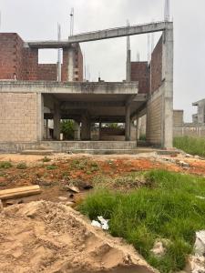 Vende-se casa inacabada no triunfo novo T5