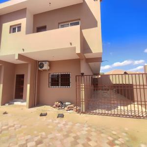 ARRENDA-SE MORADIA DENTRO CONDOMÍNIO