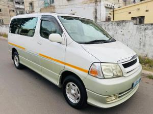 Toyota | Granvia | Automático(diesel) | 8 Lugares